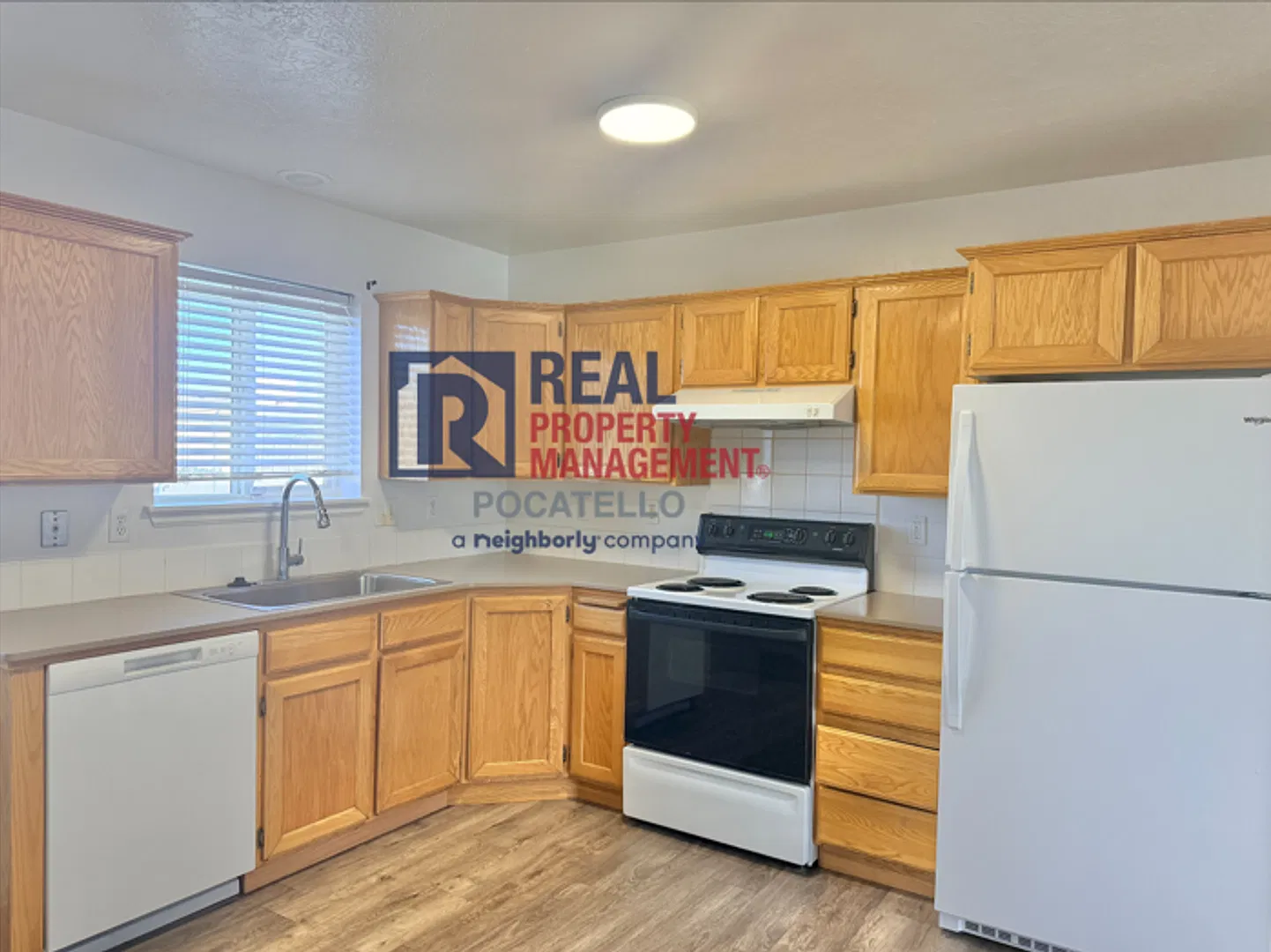 3 Bedroom 1.5 Bath Apartment - 1 car garage — Photo 2