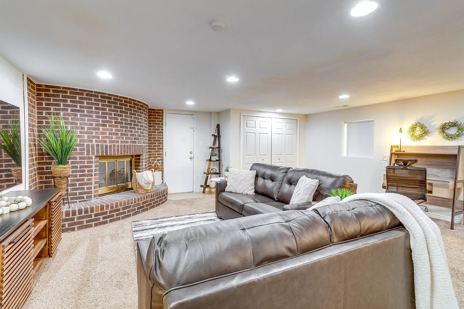 1 bed, 1.0 bath, 990 sqft, $2,741 — Photo 3