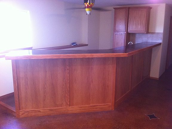 Wet Bar w/ 2 Fridges (not pictured)