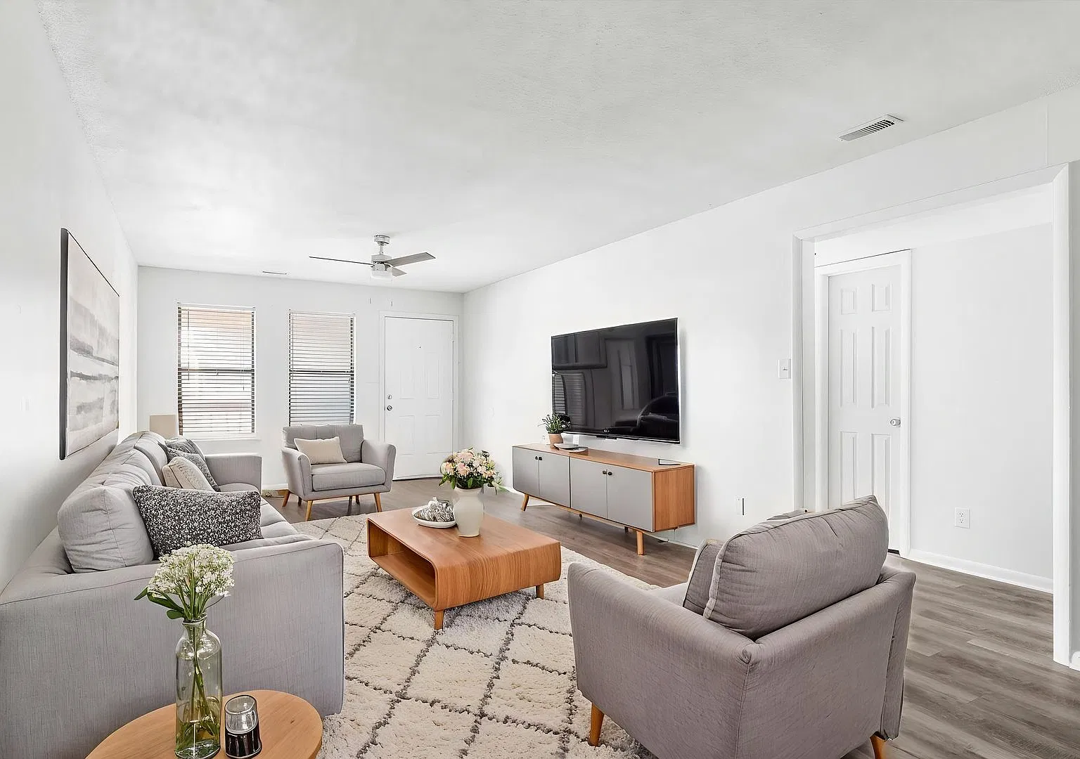 Bright Spaces, Balcony Retreats & Beach Days Near Ocean View - 2BR/2BA Apt available NOW! — Photo 2