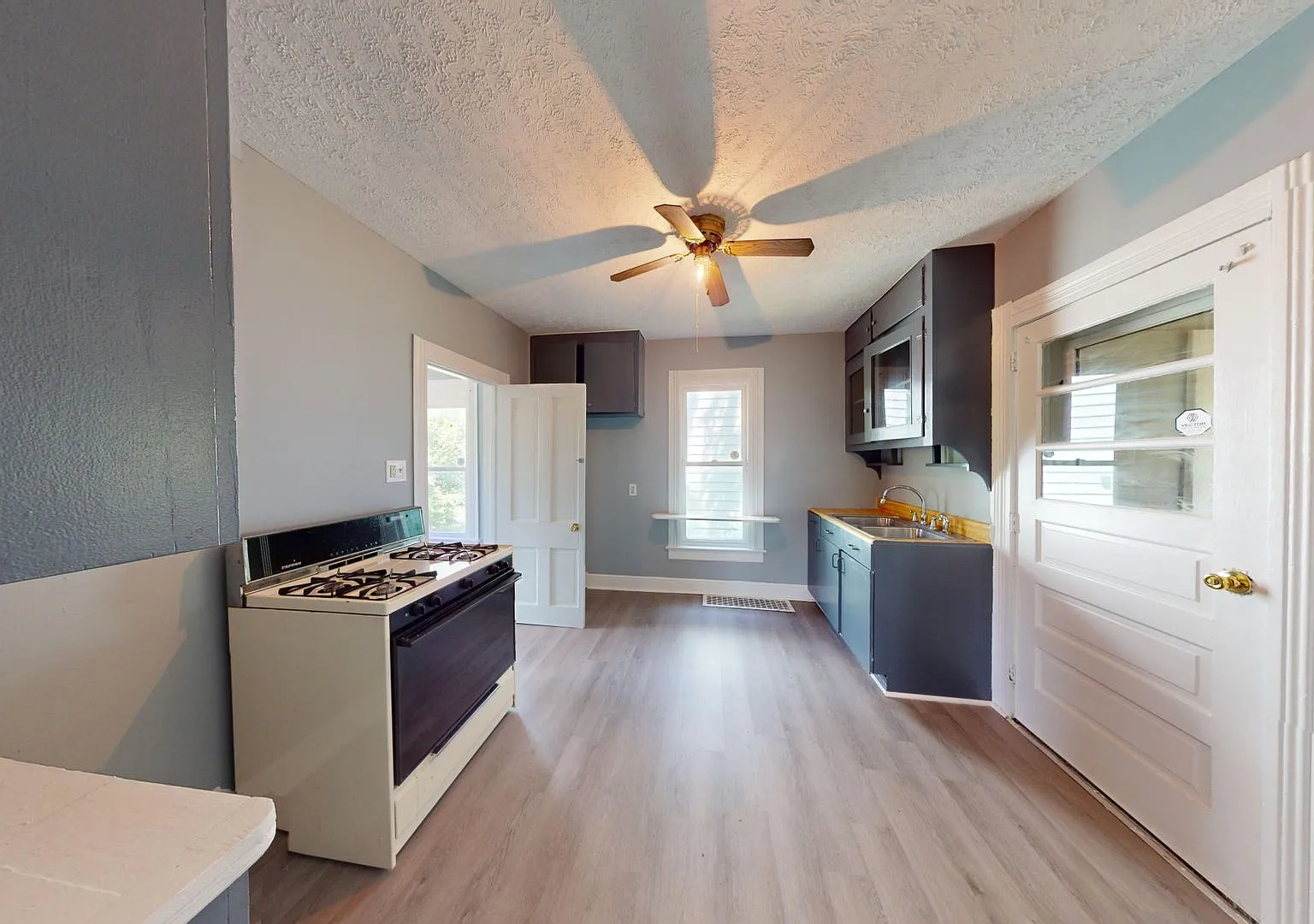 Coming soon-Freshly updated, 2 or 3 bedroom in Mansfield schools — Photo 4