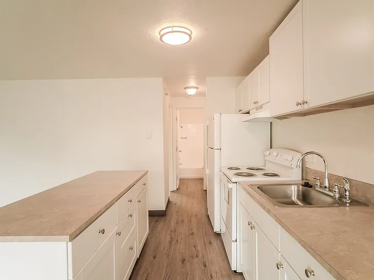 Brighton Park East Apartments — Photo 18