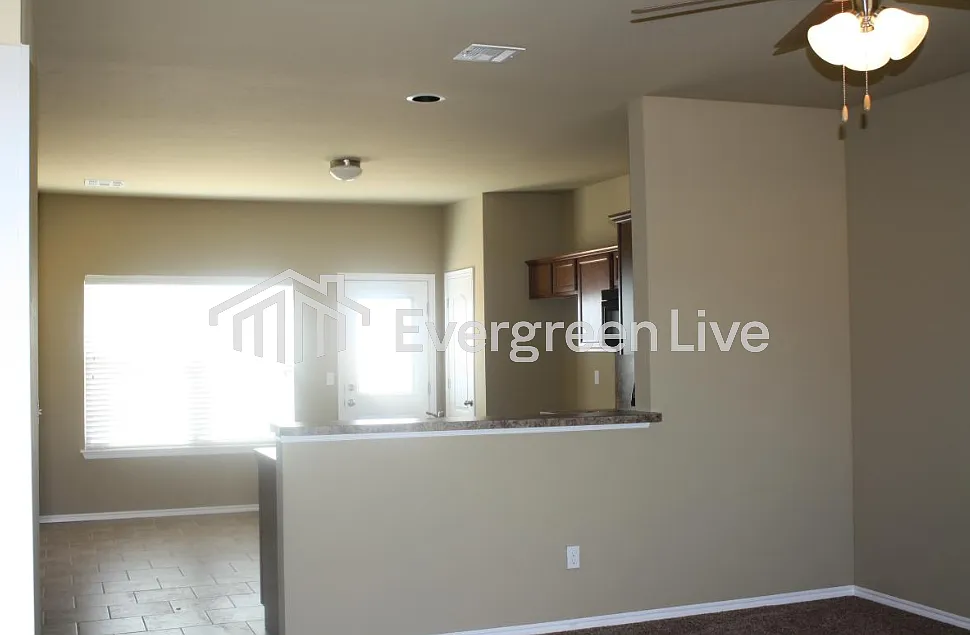4 bed, 2.5 bath, 2323 sqft, $2,095 — Photo 3