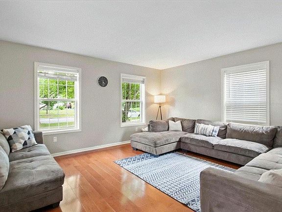4th image of 87 Schilling Ln