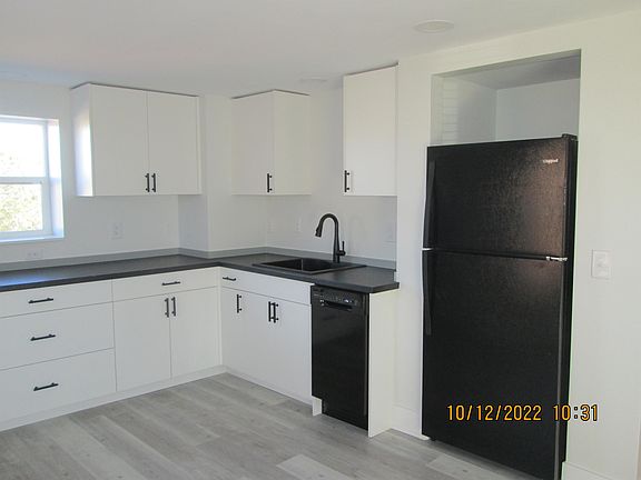 4th image of 415 W 2nd St #3