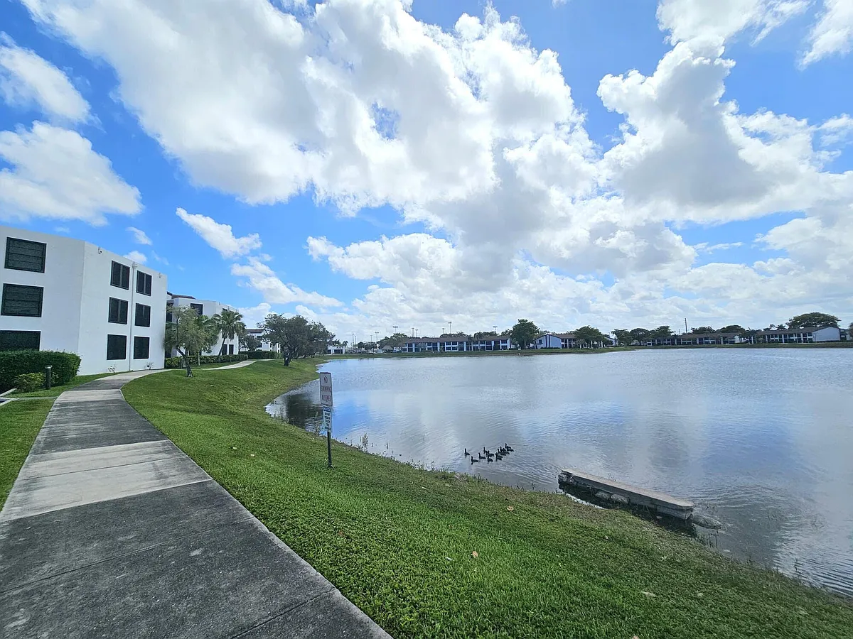 Building Photo - 213 Lake Pointe Dr #212