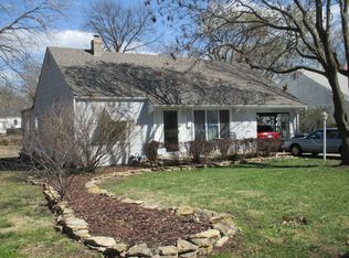 1108 SW Cambridge Ave, Topeka, KS 66604