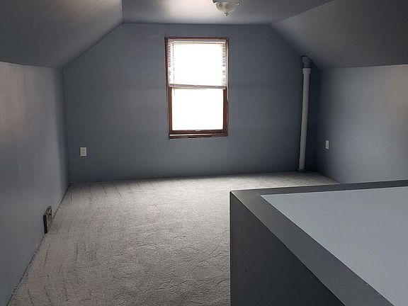 4th image of 7414 Rosemont Ave