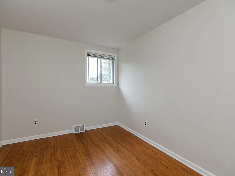 410 Woodlawn Ave — Photo 32