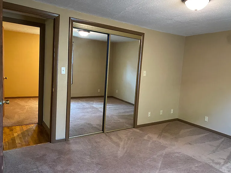208 E Maiden Ln — Photo 25