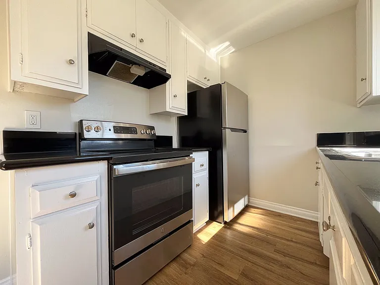 372 Freeman Ave — Photo 1