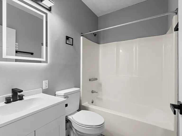 Brookhaven Apartments — Photo 15