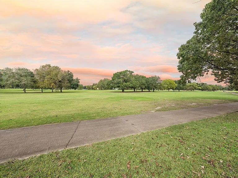 8223 Golf Green Cir — Photo 34