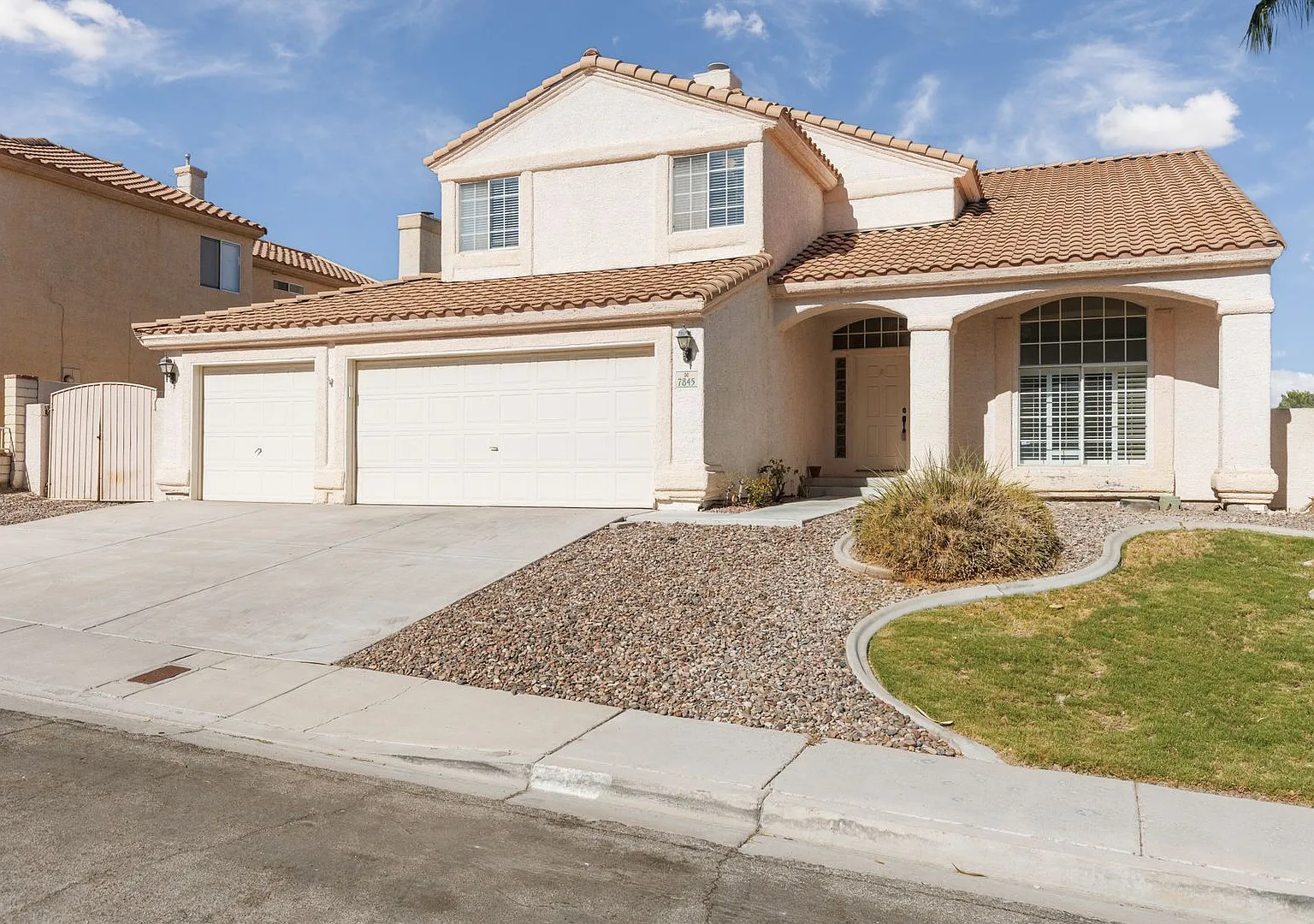 Large Silverado Ranch home with pool — Photo 1
