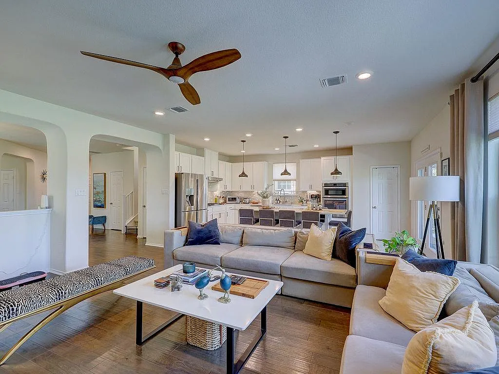 4 bed, 2.5 bath, 2941 sqft, $2,600 — Photo 2