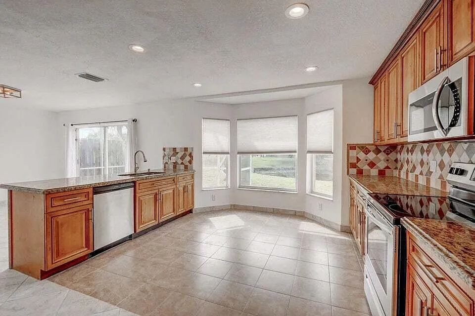 4 bed, 2.5 bath, 1927 sqft, $4,250 — Photo 3