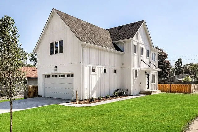 331 Oak Ave photo 1