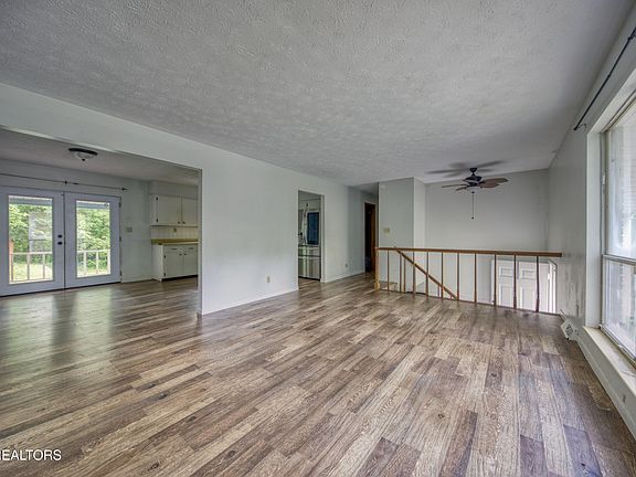 5th image of 220 Industrial Park Ln