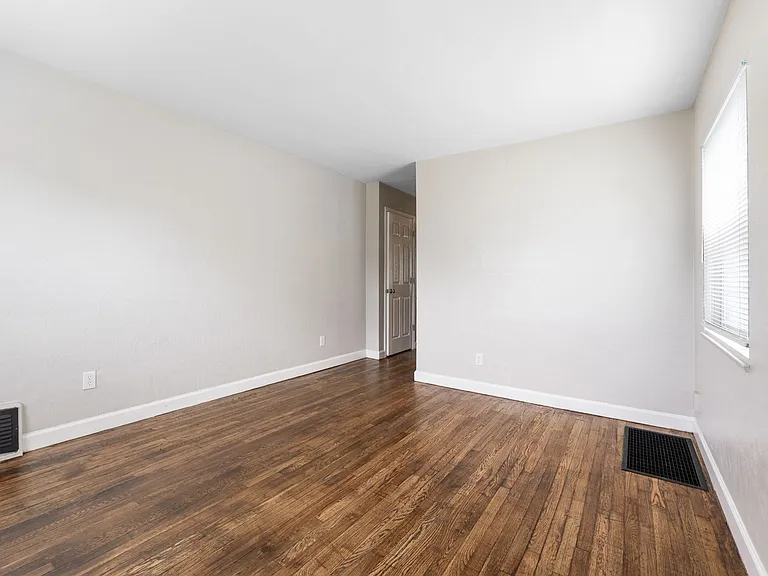 388-390 S Powell Ave — Photo 16