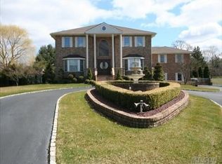 28 Overbrook Ln, Glen Head, NY 11545