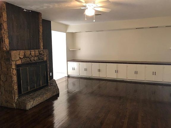 3rd image of 206 W Celeste Dr