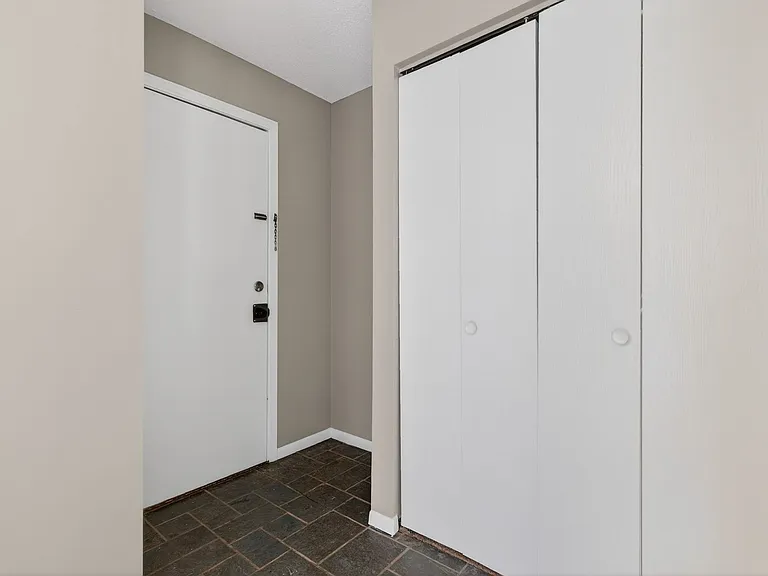 Woodhue Apartments — Photo 42