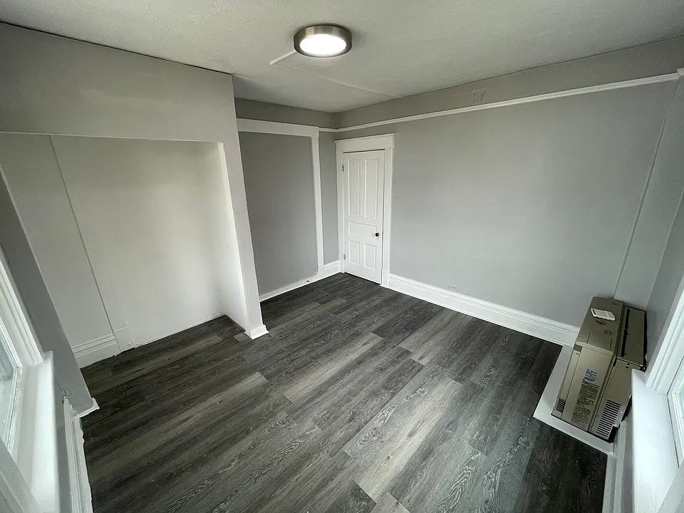 Has private balcony and closet