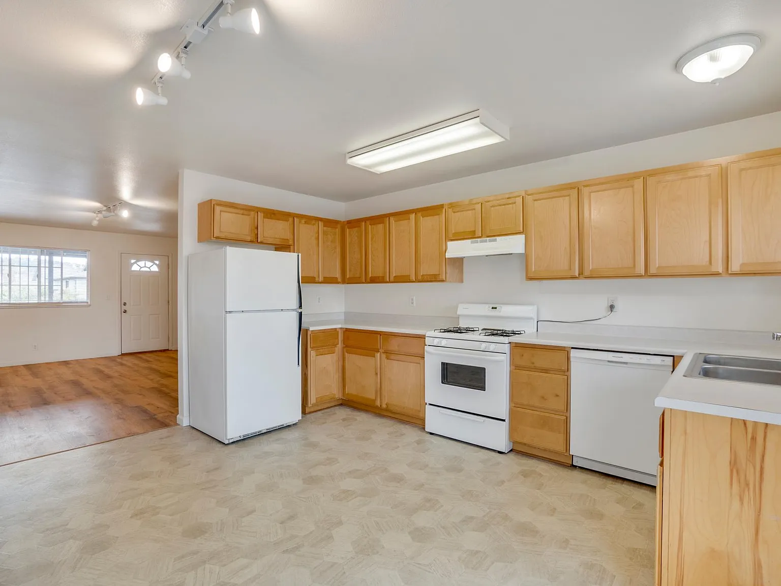 2 bed, 896 sqft, $1,450 — Photo 2