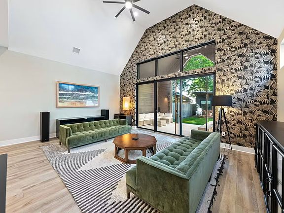 Living room w/ smart TV