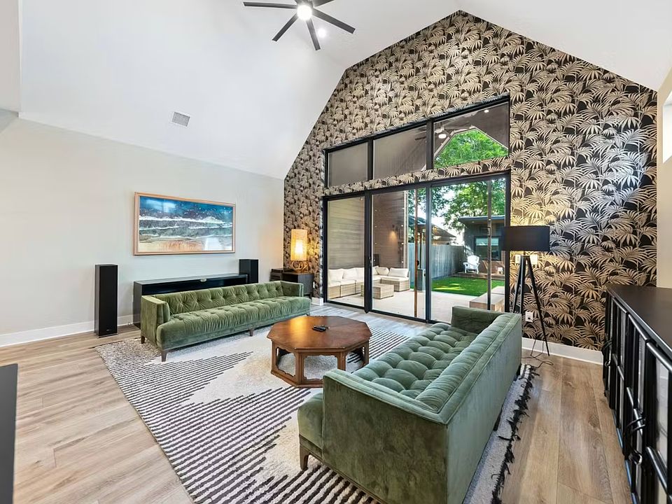 Living room w/ smart TV