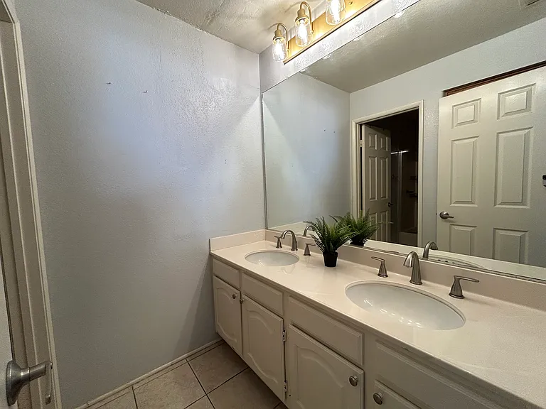15743 Pepper St — Photo 25