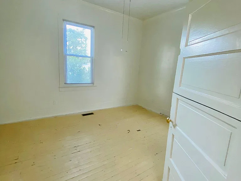Bedroom: majestic views, Dutch door where top and bottom can open separately