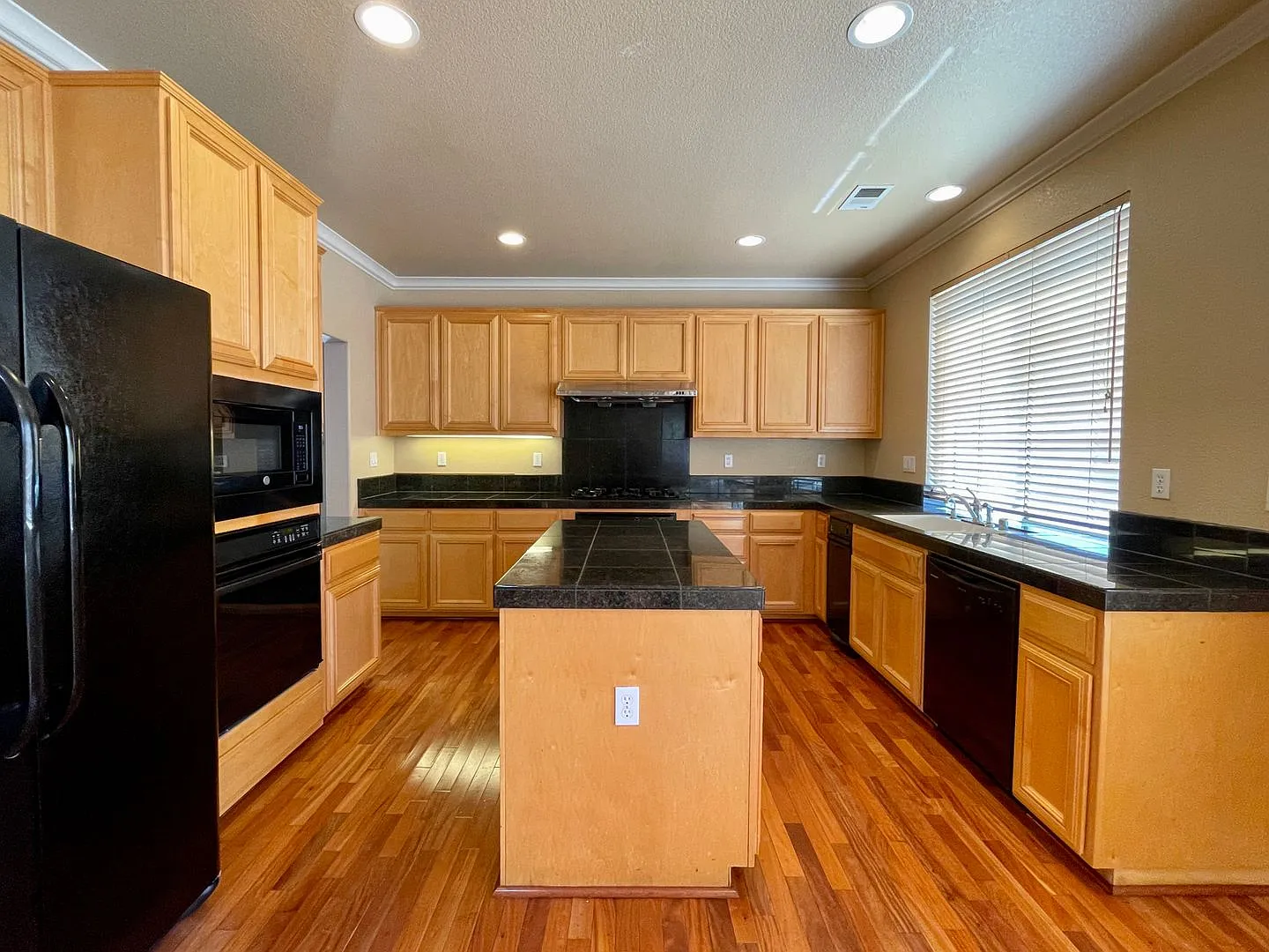 Gorgeous, Spacious 5 Bedroom 3 Bath Evergreen Gem — Photo 4