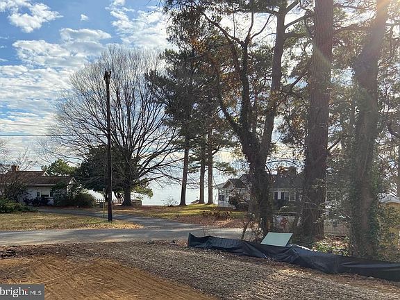 3rd image of 571 Lake Dr