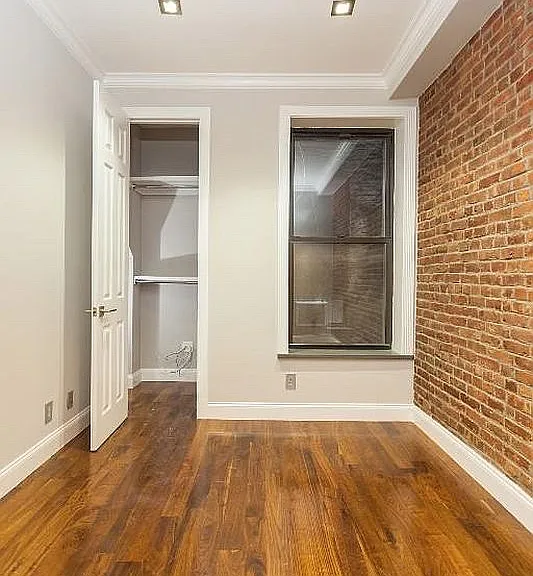 E 116th St — Photo 5