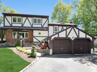 8 Wren Ct, Commack, NY 11725