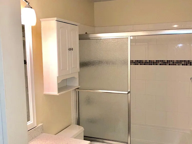 Tile/Quartz bathroom