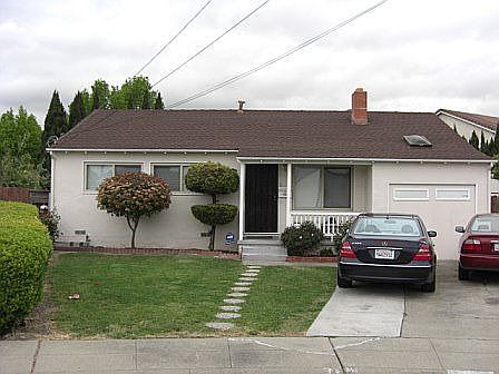 Parking for 4 cars in frond of the house