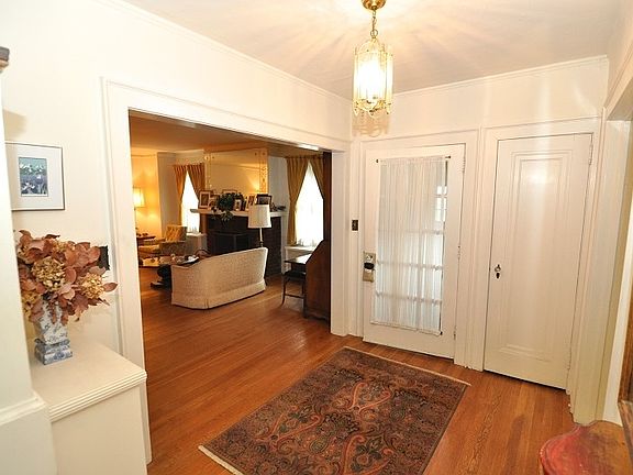 5th image of 17 Colony Dr W