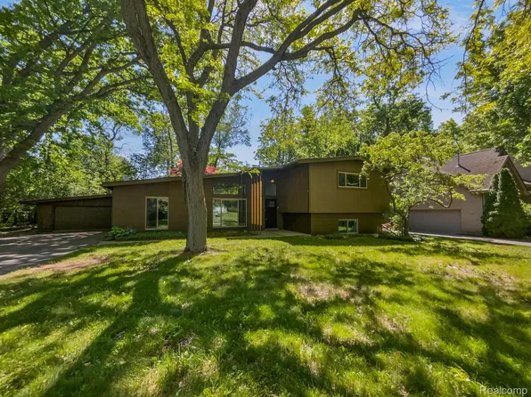 2645 Hickory Ct, Bloomfield Hills, MI 48302