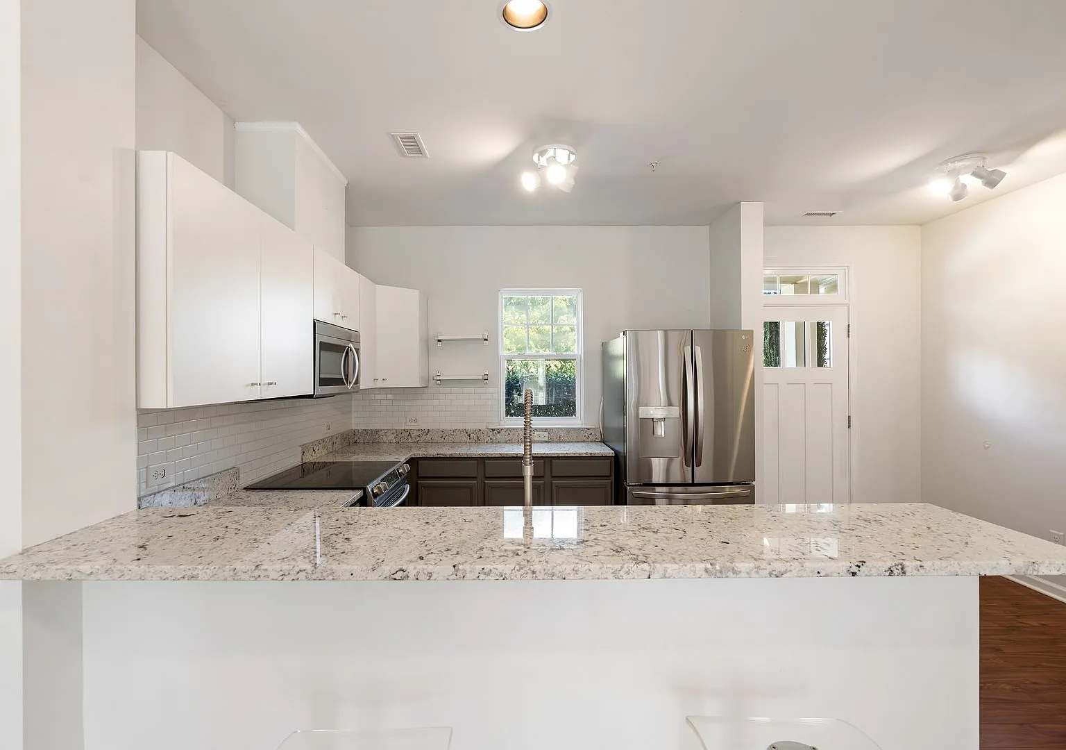 2-Bedroom Townhome in Legends at Lake Hogan with Modern Finishes Throughout! — Photo 4