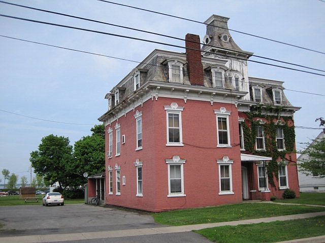 2nd image of 27 Macomb St