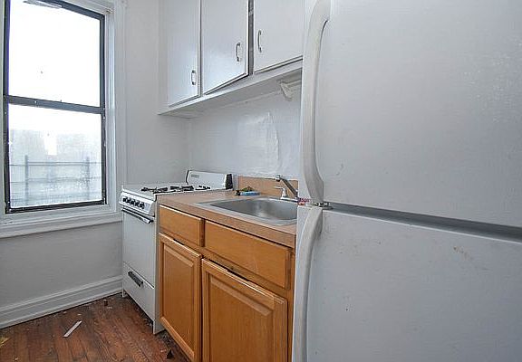 2nd image of 655 Pelham Pkwy N #6