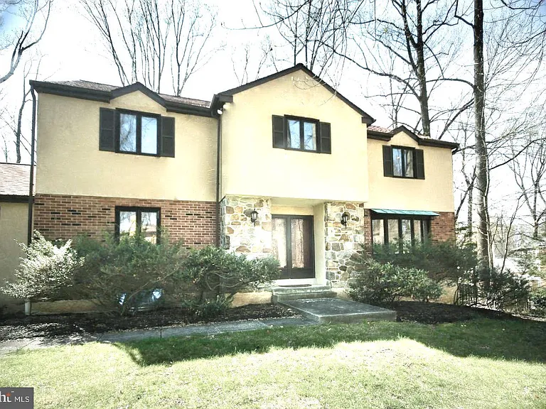 1120 Cymry Dr — Photo 1