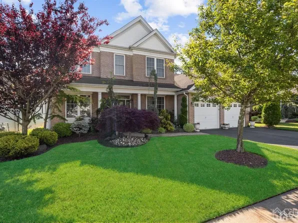 17 Ballybunion Dr, Monroe Township, NJ 08831