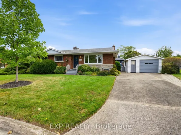 2 Glengrove Cir, Saint Catharines, ON L2T 2Y9