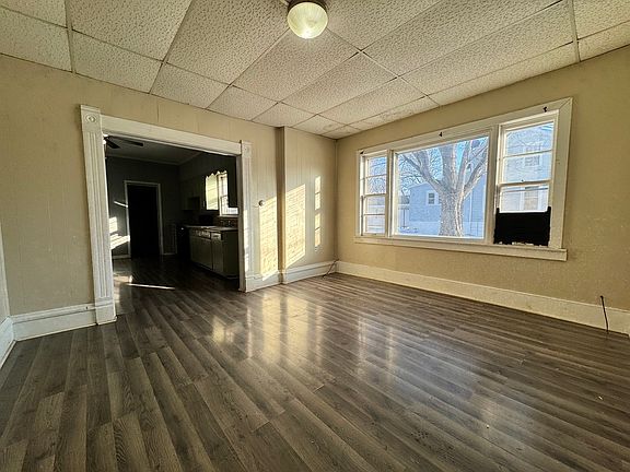 5th image of 301 S Oak St