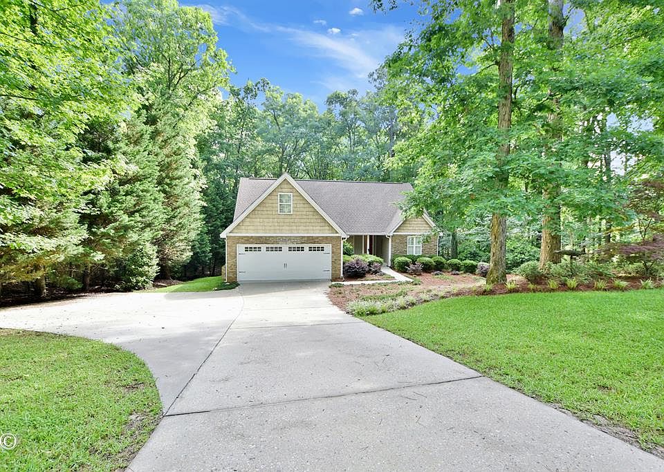 1st image of 640 Lake Dr