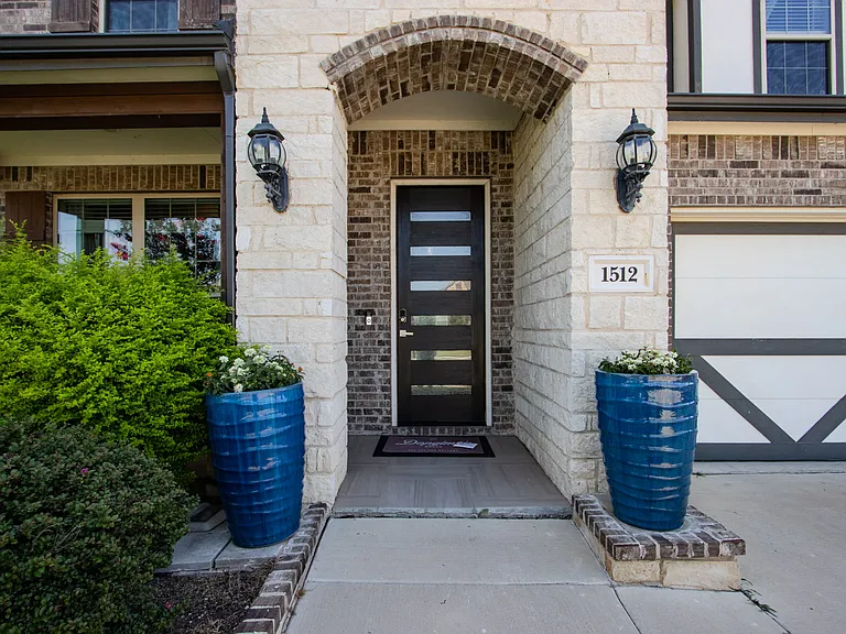 1512 Eleanor Dr — Photo 2