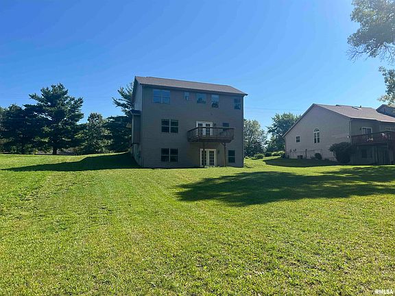 3rd image of 714 Woodland Knolls Rd